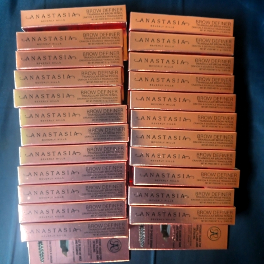 Anastasia Brow Definer. 3 Different Edges For Defining, Filling And Detailing